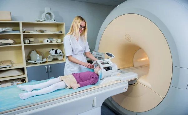 Radiologista prepara a menina para um exame cerebral MRI — Fotografia de Stock
