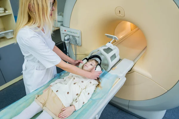 Radiologista prepara a menina para um exame cerebral MRI — Fotografia de Stock