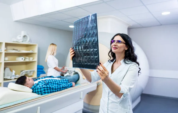 Radiológus egy férfi beteggel, aki MRI vizsgálatot végez — Stock Fotó