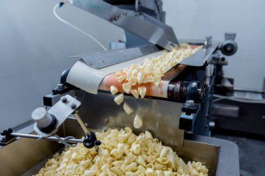 Modern bir fabrikada abur cubur ve cips paketlemek için konveyör hattı