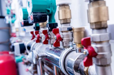 Modern ısıtma sistemi için kazan dairesi ekipmanı