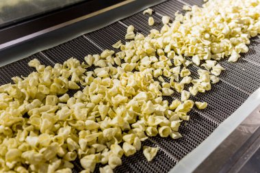 Modern bir fabrikada atıştırmalık ve cips taşıma hattı.