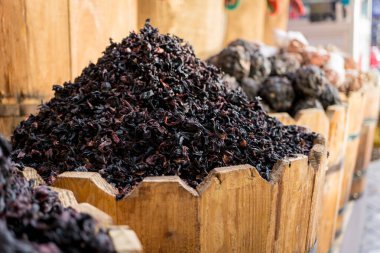 Sokak pazarındaki ahşap sepetlerde doğal kuru amber çayı.