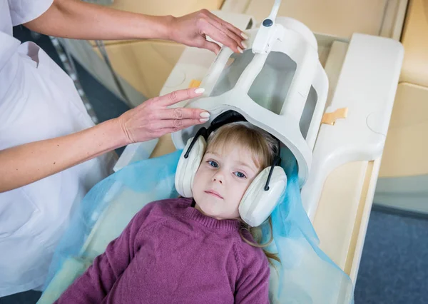 Radiólogo prepara a la niña para un examen cerebral por resonancia magnética — Foto de Stock
