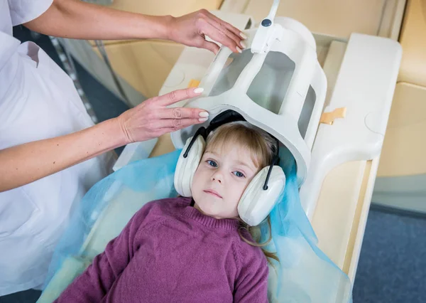 Radiologista prepara a menina para um exame cerebral MRI — Fotografia de Stock