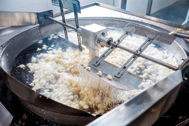 Modern bir fabrikada atıştırmalık ve cips taşıma hattı.