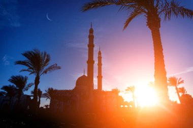 Gün batımında gökyüzü arka planında güzel büyük bir İslam camisi.