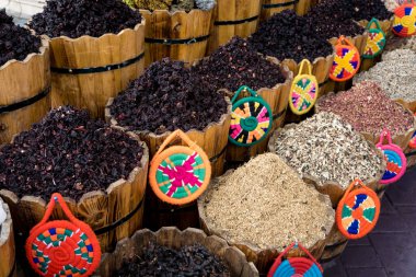 Sokak pazarındaki ahşap sepetlerde doğal kuru amber çayı.