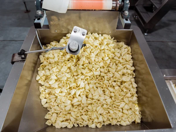 Transportlijn voor het bakken van snacks en chips in een moderne fabriek — Stockfoto