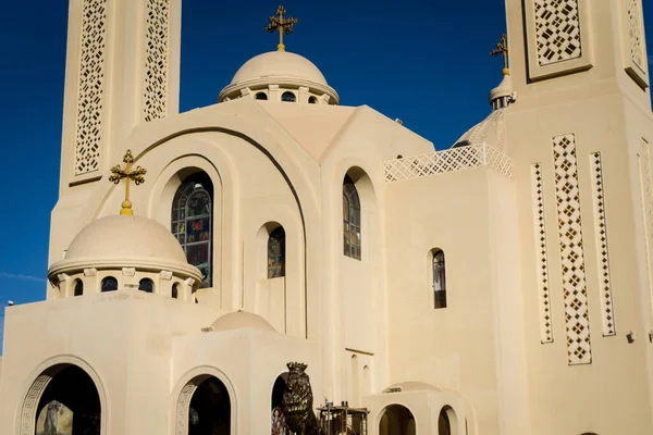 Openbare kathedraal koptische Egyptische kerk aan de hemel achtergrond — Stockfoto