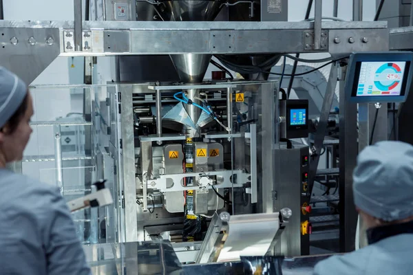 Pionowe maszyny do pakowania wielogłowicowego przekąski i chipsy w fabryce — Zdjęcie stockowe