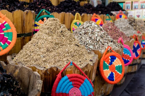 Tés naturales de hierbas secas en las cestas de madera en el mercado callejero — Foto de Stock