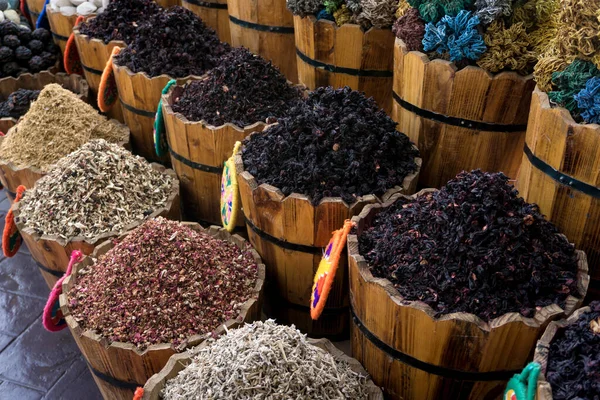 Přírodní suché bylinné čaje v dřevěných košů na ulici trhu — Stock fotografie