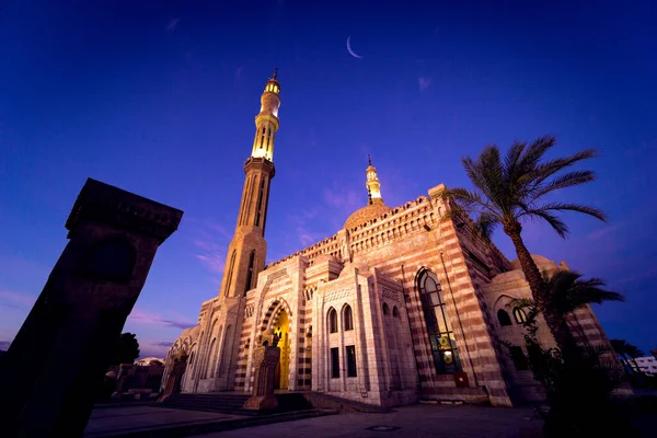 Hermosa mezquita islámica grande en el fondo del cielo puesta del sol — Foto de Stock