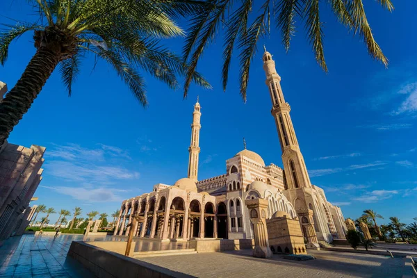 Красивая большая исламская мечеть на фоне неба — стоковое фото