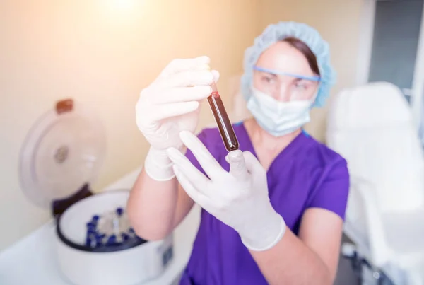 Підготовка плазми тромбоцитів-Річ. Трубка з кров'ю в руках — стокове фото