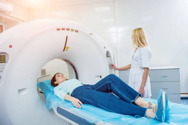 Medico e paziente nella sala di tomografia computerizzata in ospedale — Foto Stock