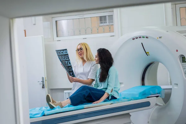 Радіолог з пацієнткою-жінкою, яка вивчає КТ-сканування — стокове фото