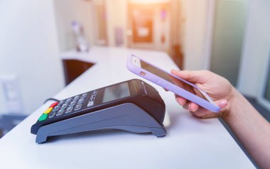 Modern NFC teknolojisi ile mobil ödeme kavramı