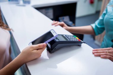 Modern NFC teknolojisi ile mobil ödeme kavramı