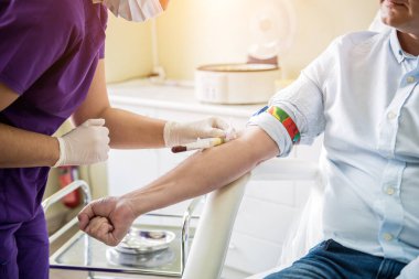 Hemşire hastalardan kan örneği alıyor.