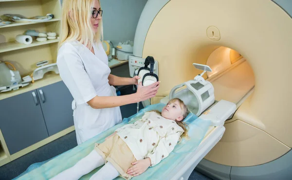 放射学家准备让小女孩做核磁共振脑部检查 — 图库照片