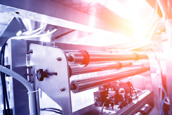 Bir fabrikada dikey çoklu başlı ambalaj makinesi atıştırmalıkları ve çipler