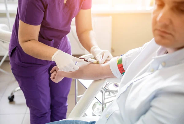 Sjuksköterska tar ett blodprov på labbet — Stockfoto