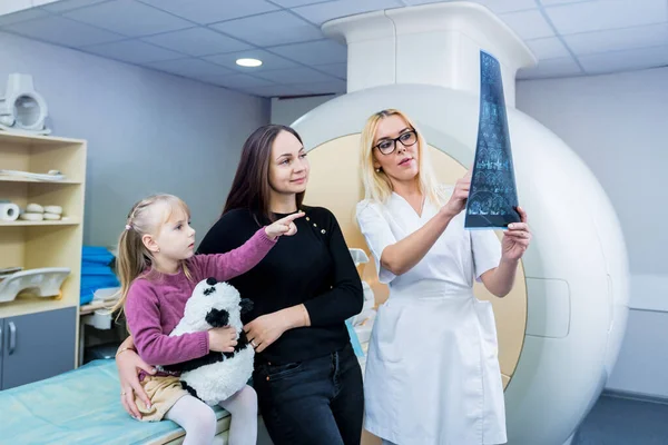 放射科医生与病人一起进行核磁共振扫描 — 图库照片