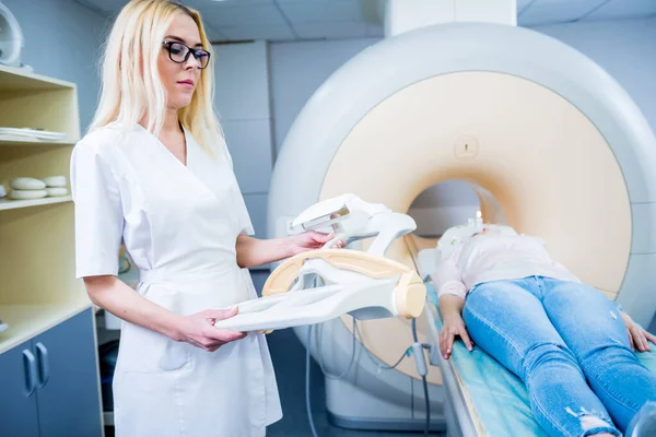 Radiologo prepara la giovane donna per un esame del cervello MRI — Foto Stock