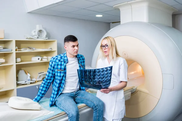Radiologe bereitet den Patienten auf eine MRT-Knieuntersuchung vor — Stockfoto