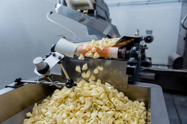 Modern bir fabrikada abur cubur ve cips paketlemek için konveyör hattı