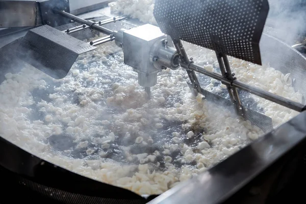 Transportlijn voor het bakken van snacks en chips in een moderne fabriek — Stockfoto