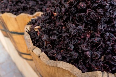 Sokak pazarındaki ahşap sepetlerde doğal kuru amber çayı.