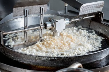 Modern bir fabrikada atıştırmalık ve cips taşıma hattı.