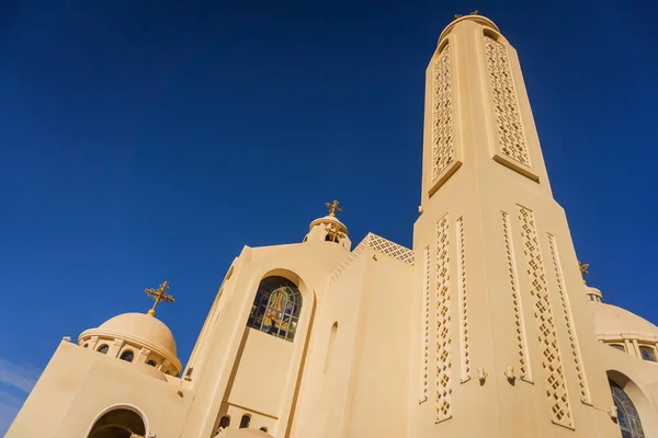 Openbare kathedraal koptische Egyptische kerk aan de hemel achtergrond — Stockfoto