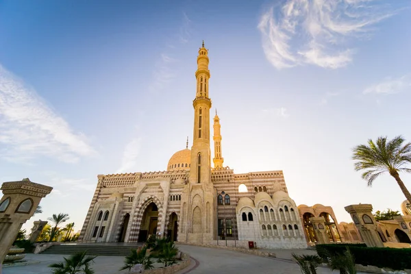 Mooie grote islamitische moskee aan de hemel achtergrond — Stockfoto