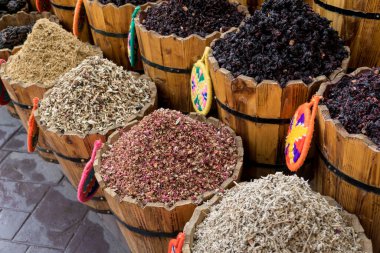 Piyasadaki ahşap sepetlerde doğal kuru bitkisel çaylar