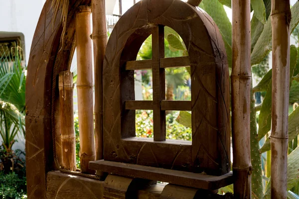 아름다운 열대 정원에 있는 오래 된 나무 문들 — 스톡 사진