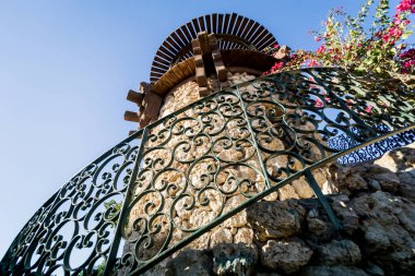 Mavi gökyüzünde eski ahşap kuleler