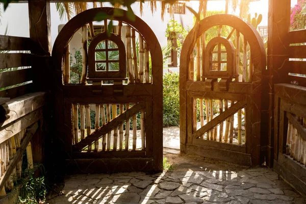 Güzel tropikal bahçede eski ahşap kapılar — Stok fotoğraf