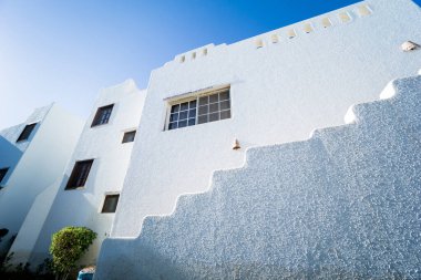 Afrika 'daki inşaatın geleneksel mimari detayları. Mavi merdivenler