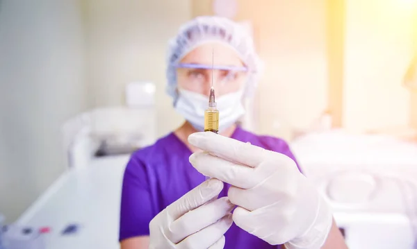 Preparazione al plasma ricco di piastrine. Siringa con plasma nelle mani — Foto Stock