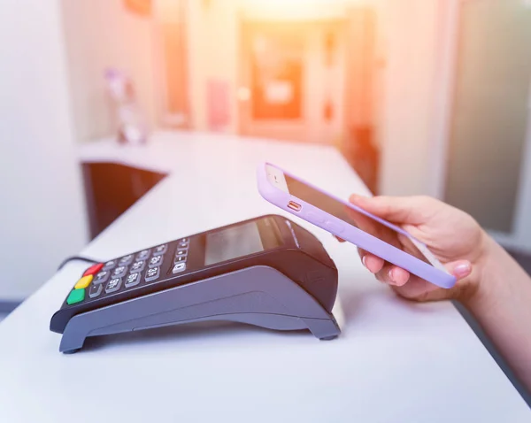 Concetto di pagamenti mobili con la moderna tecnologia NFC — Foto Stock