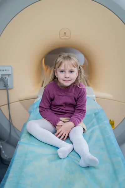 A menina posando na câmera antes do exame ao cérebro MRI — Fotografia de Stock