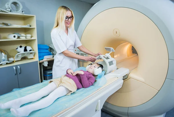 A radiológus felkészíti a kislányt egy MRI agyvizsgálatra. — Stock Fotó