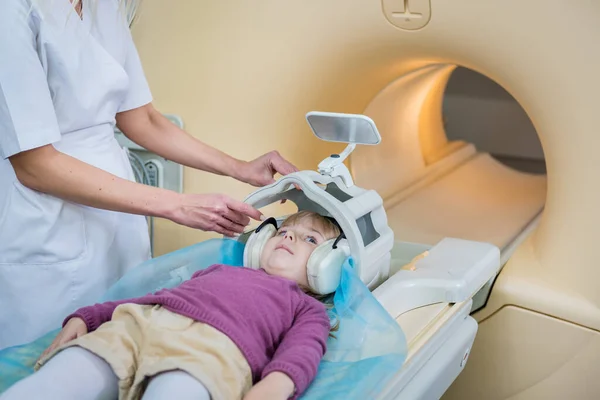 Radiologista prepara a menina para um exame cerebral MRI — Fotografia de Stock