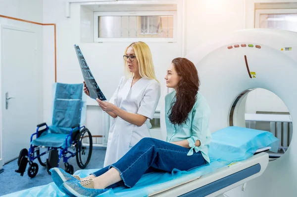 Radiologe mit einer Patientin bei der Untersuchung einer CT-Untersuchung — Stockfoto