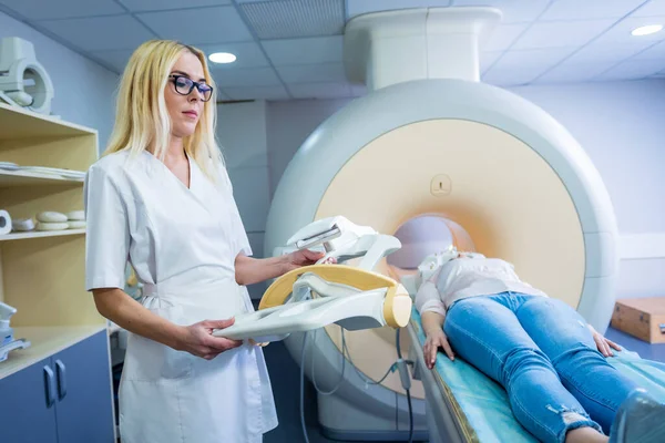 Radiologe bereitet junge Frau auf MRT-Untersuchung des Gehirns vor — Stockfoto