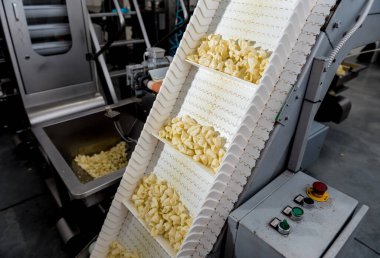 Modern bir fabrikada atıştırmalık ve cips taşıma hattı.